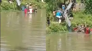 warga-menangkap-ikan-yang-di-tebar-di-sungai-di-wonogiri.jpg