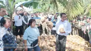 Menteri-Pertanian-bersama-Yolanda-dari-kebun-bibit-kelapa-CV-Angin-Utara.jpg