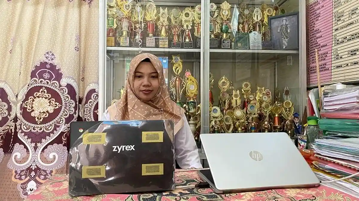 74 Sekolah di Surakarta Mendapatkan Bantuan Chromebook dari Kemendikbud