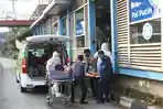 VIDEO: Penumpang Transjakarta Pingsan, Petugas Evakuasi Pakai APD Lengkap