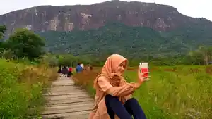 pengunjung-berpose-di-bukit-kelam-sintang.jpg
