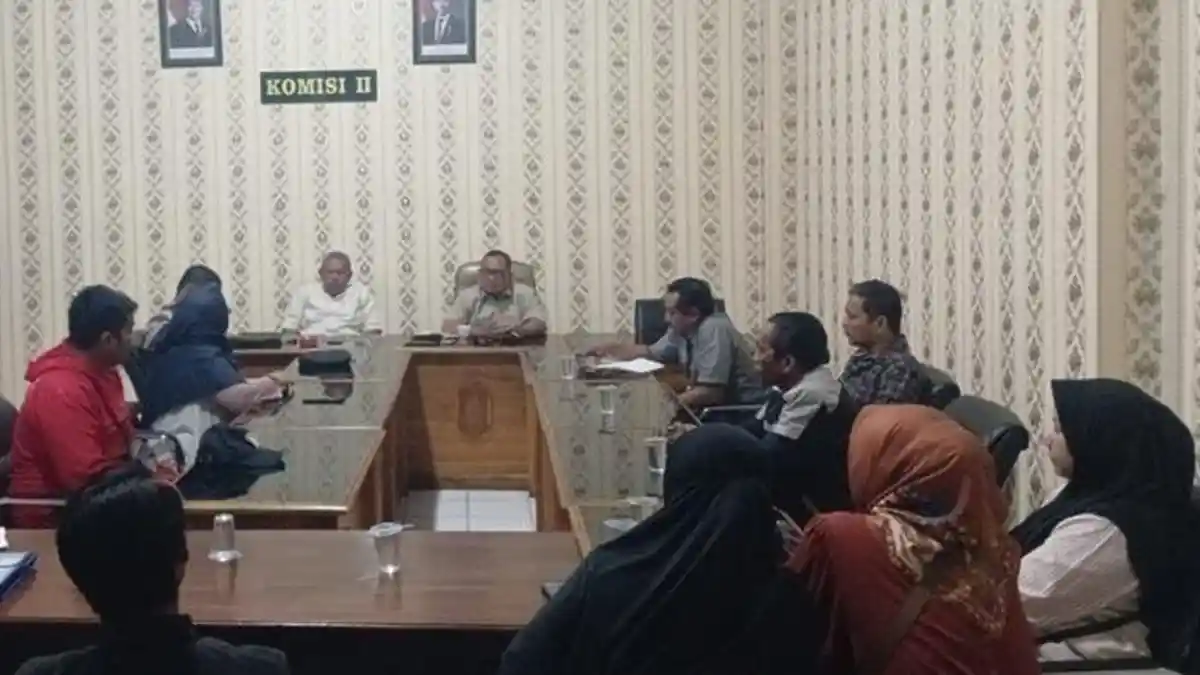 Dilarang Jualan Takjil di Jalan Irian Jaya Situbondo, Pedagang Kecil Mengadu ke DPRD 