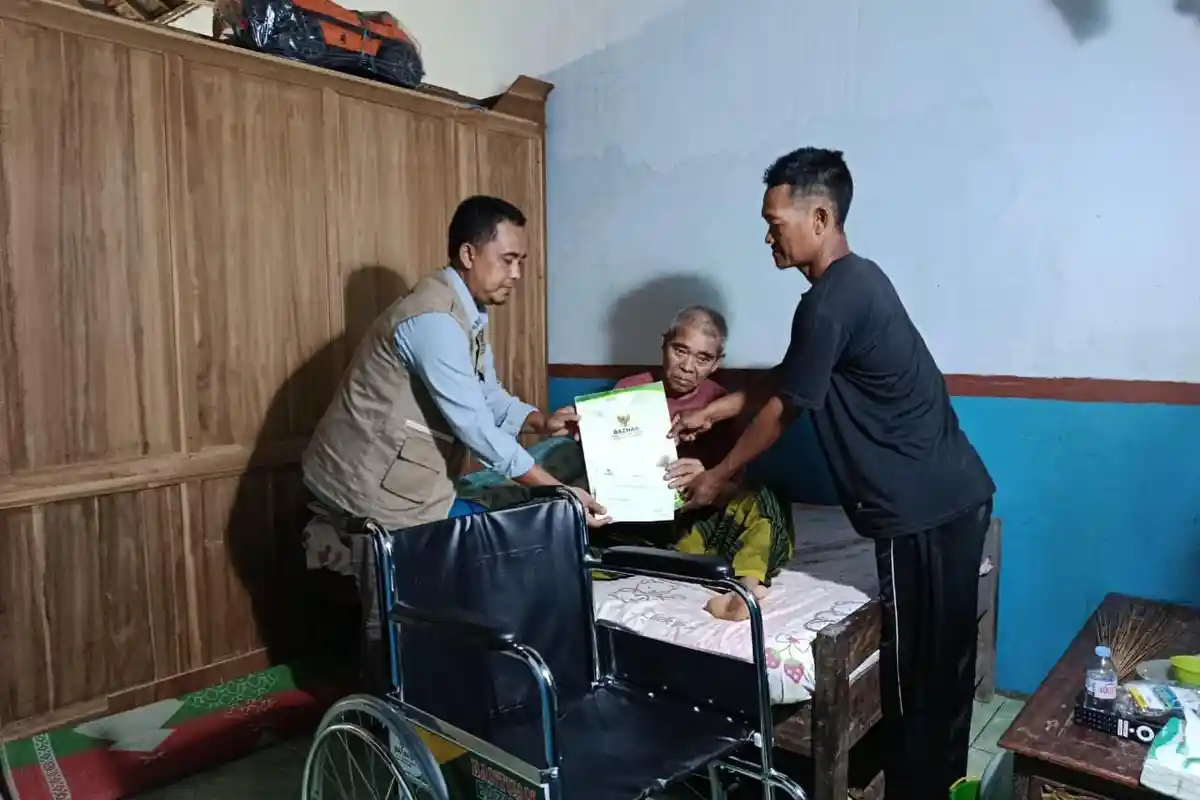 Air Mata Haru Dua Lansia Kedung Jepara Bantuan Terima Kursi Roda.