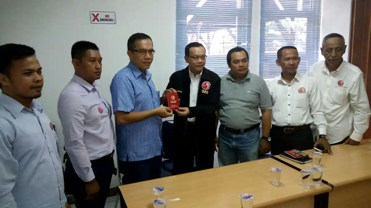 Bantu Pemerintah Berdayakan Masyarakat, Inaker Sebar Bibit Cabai dan Pohon Pinang