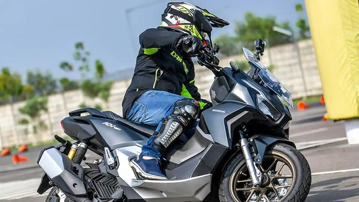 Tips Aman dari Ancaman Bahaya Blind Spot saat Naik Motor