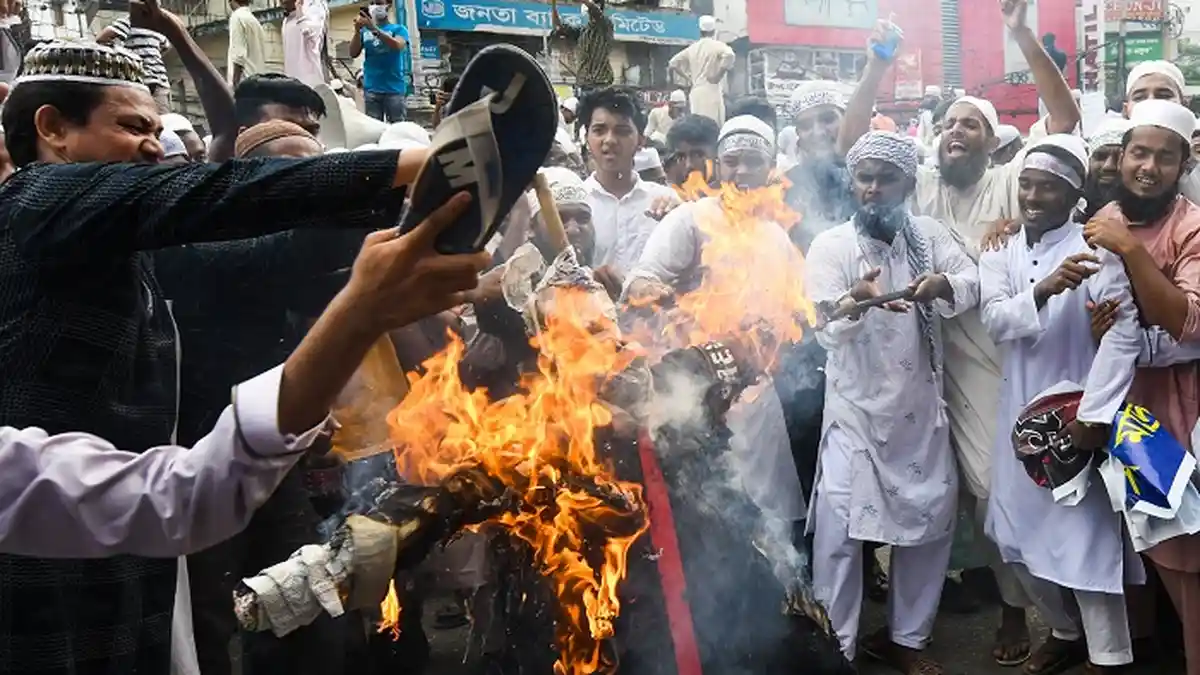 Puluhan Ribu Demonstran Bangladesh Protes Prancis, Teriakkan Kata-kata, 