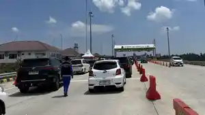 Antrean-kendaraan-di-gerbang-Tol-Sibanceh-Seksi-1-2026.jpg