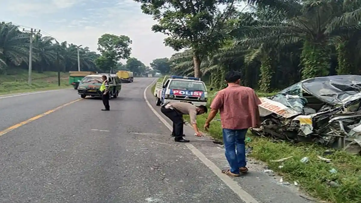 KECELAKAAN Maut di Lintas Sumut, Mobil Ambulans Oleng Tabrak Truk Tronton, Satu Perawat Tewas