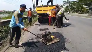 satker-metropolitan-semarang-menambal-jalan-pantura-demak-senin-422019-siang.jpg