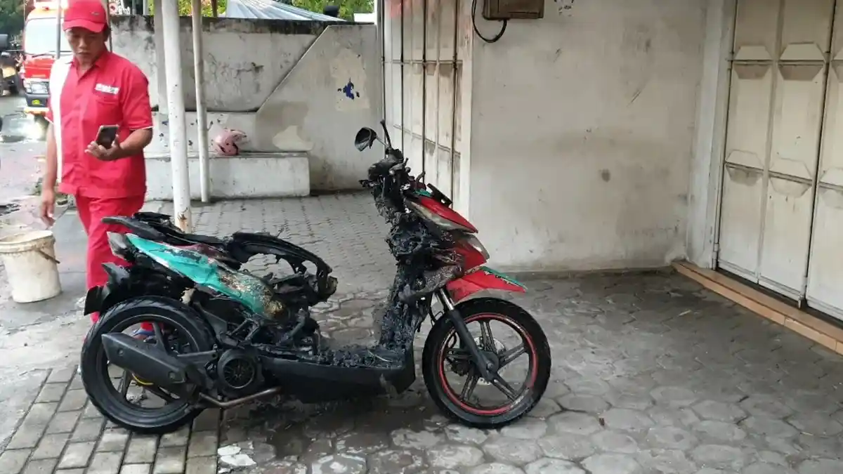 Motor Honda Beat Hangus Terbakar seusai Isi Bensin di SPBU Jetis Mojokerto