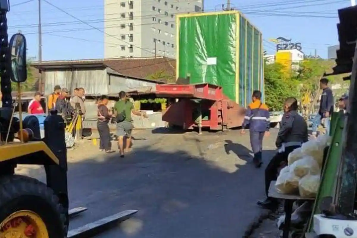 Truk Nyangkut di Rel Kereta Api Antara Stasiun Blimbing dan Malang, Sejumlah Perjalanan KA Terlambat