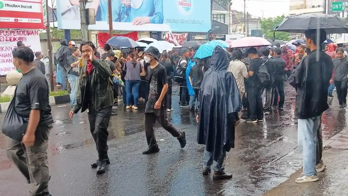 Teriakan Massa Aksi Rakyat Memanggil di Bawah Guyuran Hujan