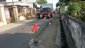 Mobil-angkutan-lewat-jalan-kampung-imbas-penutupan-Jembatan-Gondang-1-Sabtu-662026.jpg