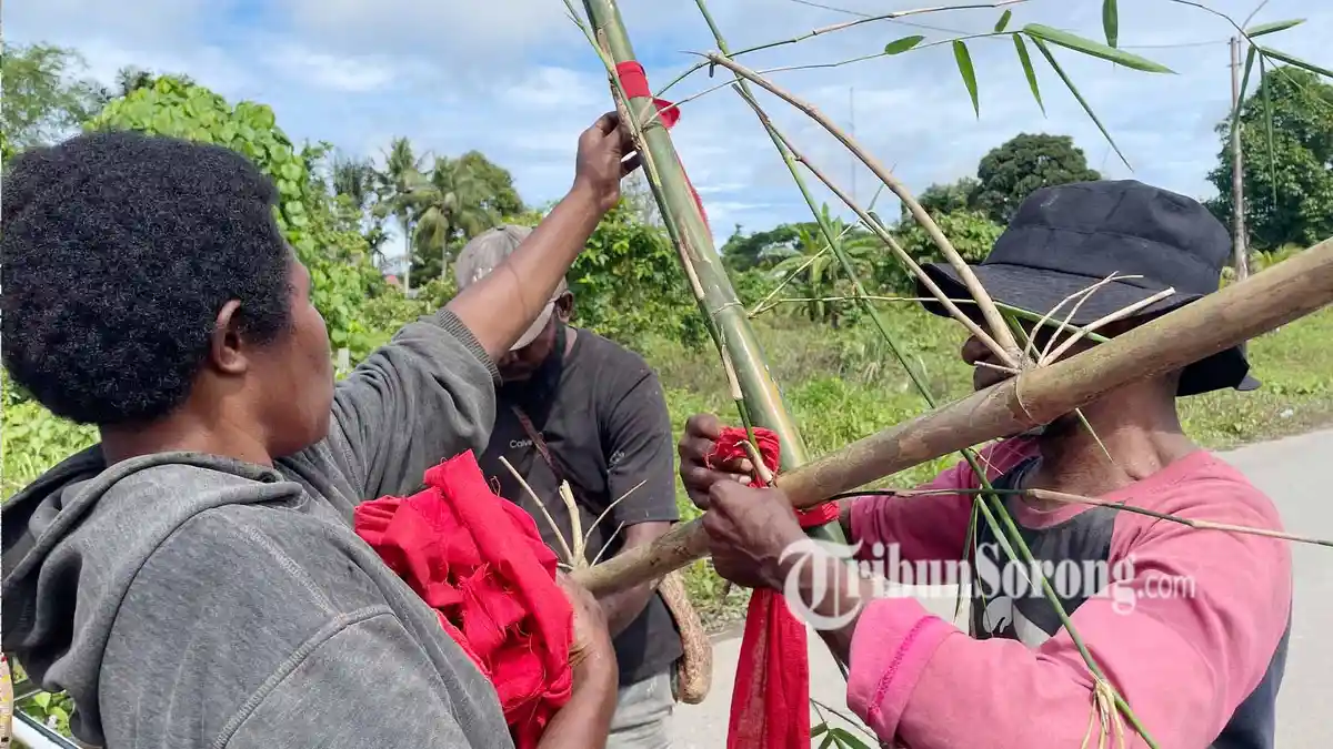 Makna Pemalangan Bambu Tui dan Kain Merah dalam Tradisi Adat Moi