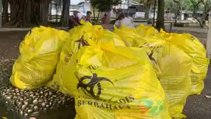 Tumpukan-sampah-di-Taman-Ampenan.jpg