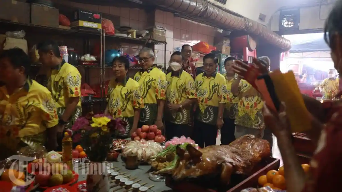 Umat Buddha Makassar Rayakan HUT ke-1863 Dewa Kwan Kong dengan Sembahyang Bersama - kwankong10.jpg