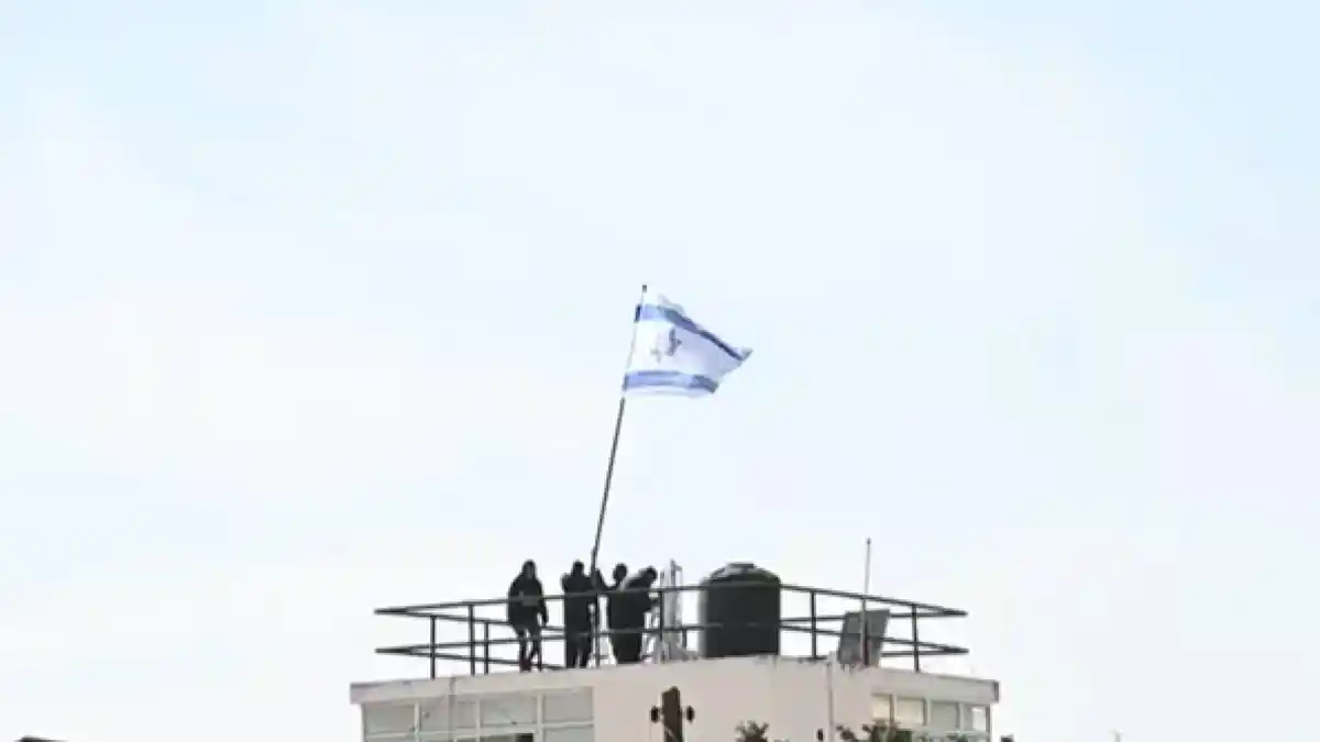 Israel Turunkan Bendera PBB dan Kibarkan Bendera Mereka di di Kompleks UNRWA di Yerusalem Timur