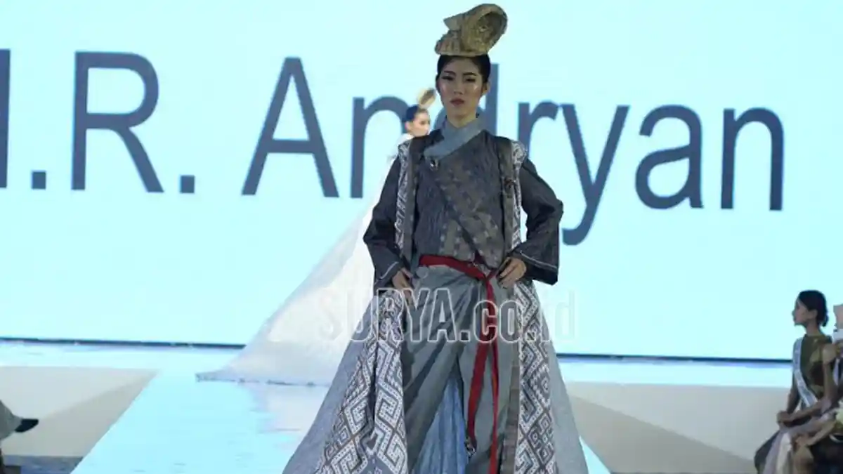 Kenangan Lumpur Lapindo dalam Busana Hanbok Karya Desainer Sidoarjo dR Andryan