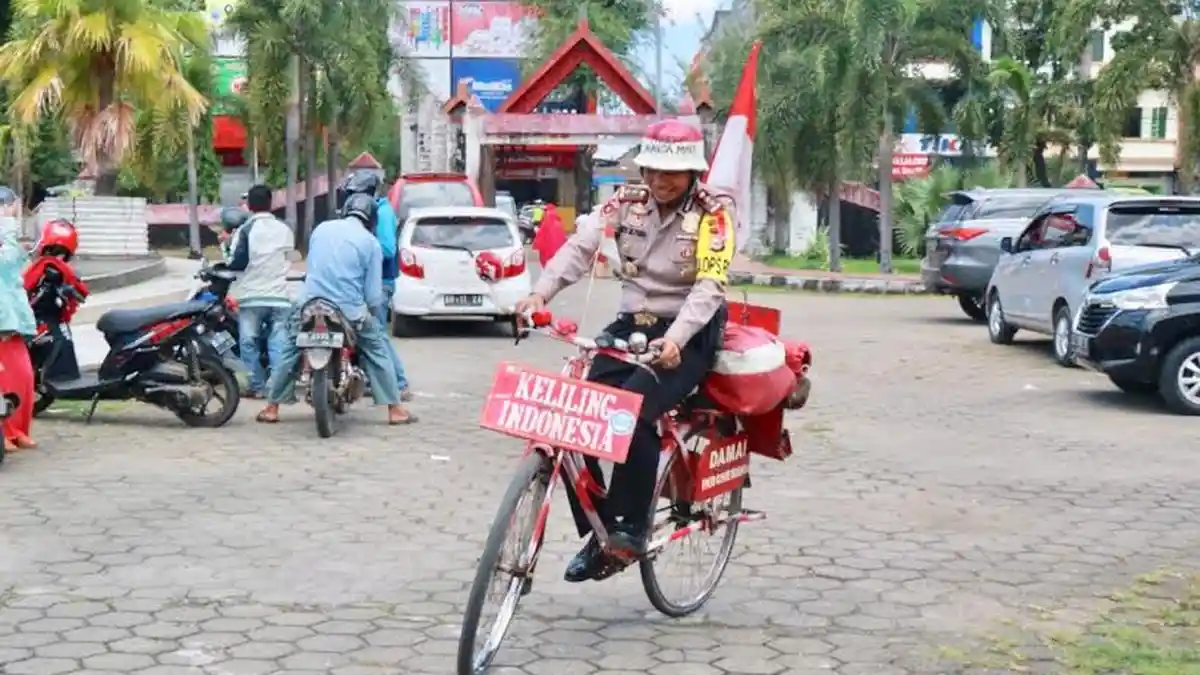 Lihat Gaya Kapolres Gowa Naik Sepeda Onthel