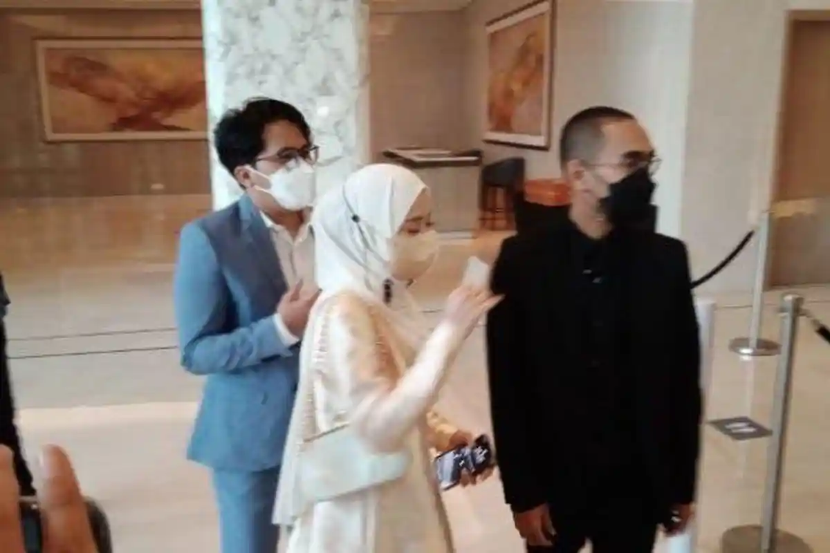 Ayus Datang ke Resepsi Ria Ricis dan Teuku Ryan dengan Nissa Sabyan, Mengaku Tak Ketemu Ririe Fairuz