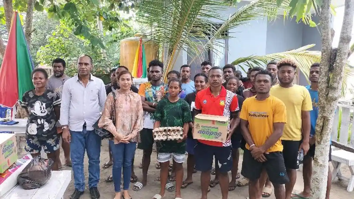 Parjal Serahkan Bantuan Sembako Bagi Cabor Dayung Papua Barat