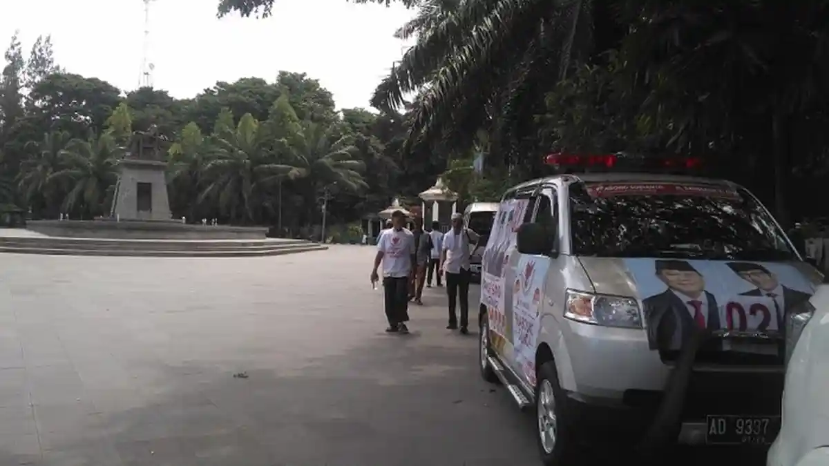 Tunggu Kedatangan Prabowo, Massa Berkumpul di Area Stadion Manahan Solo