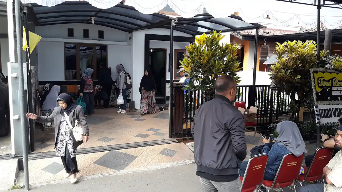 Kondisi Terkini di Rumah Agung Hercules, Pelayat Terus Berdatangan, Ada Bunga dari Indro Warkop