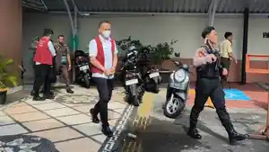 Terdakwa-I-Made-Yogi-Purusa-Utama-saat-keluar-dari-Pengadilan-Negeri-Mataram.jpg