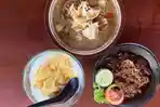 Tempat-Makan-Nyaman-dengan-Nuansa-Pedesaan.jpg