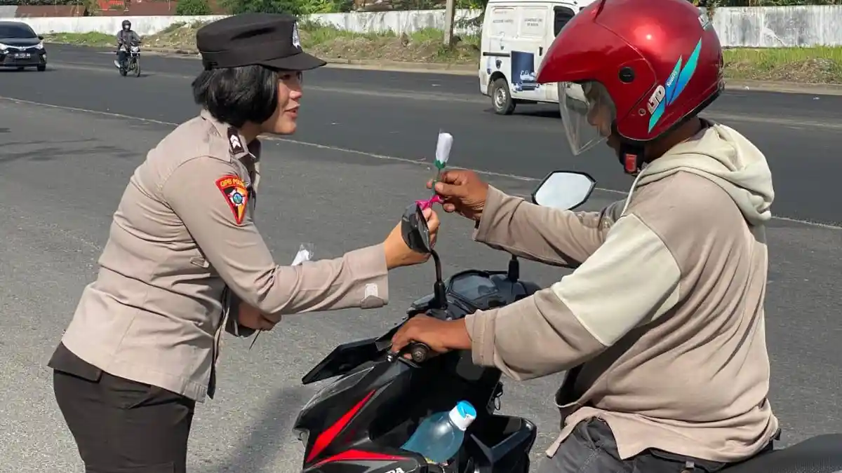 Sambut HUT Polwan Ke-76, Polwan Polres Pelabuhan Belawan Bagikan Bunga kepada Pengendara