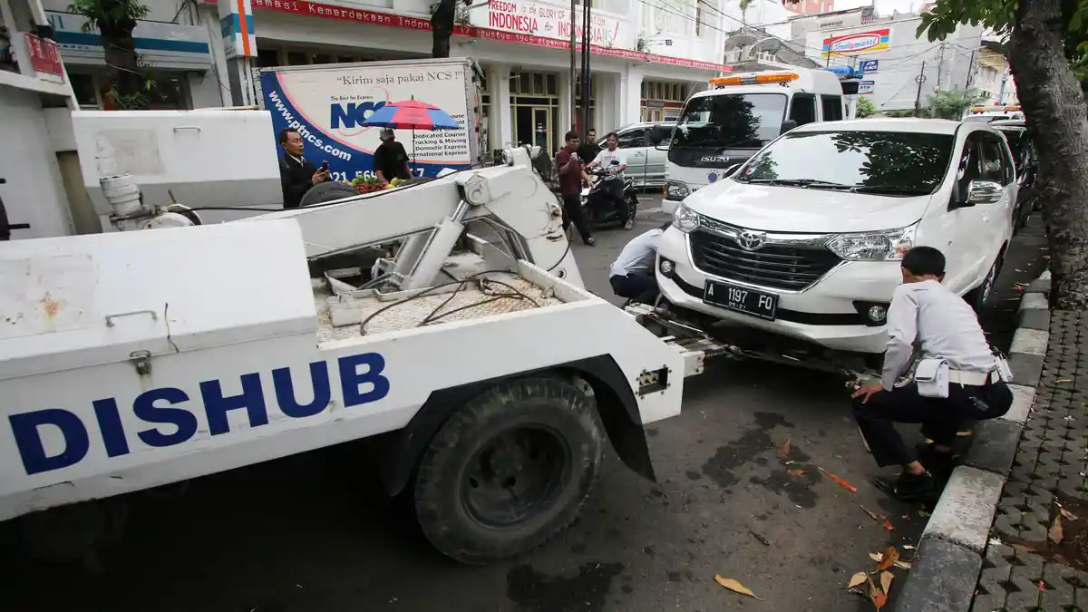 Berani Derek Mobil Oknum TNI yang Parkir Sembarangan, Ini yang Selanjutnya Terjadi