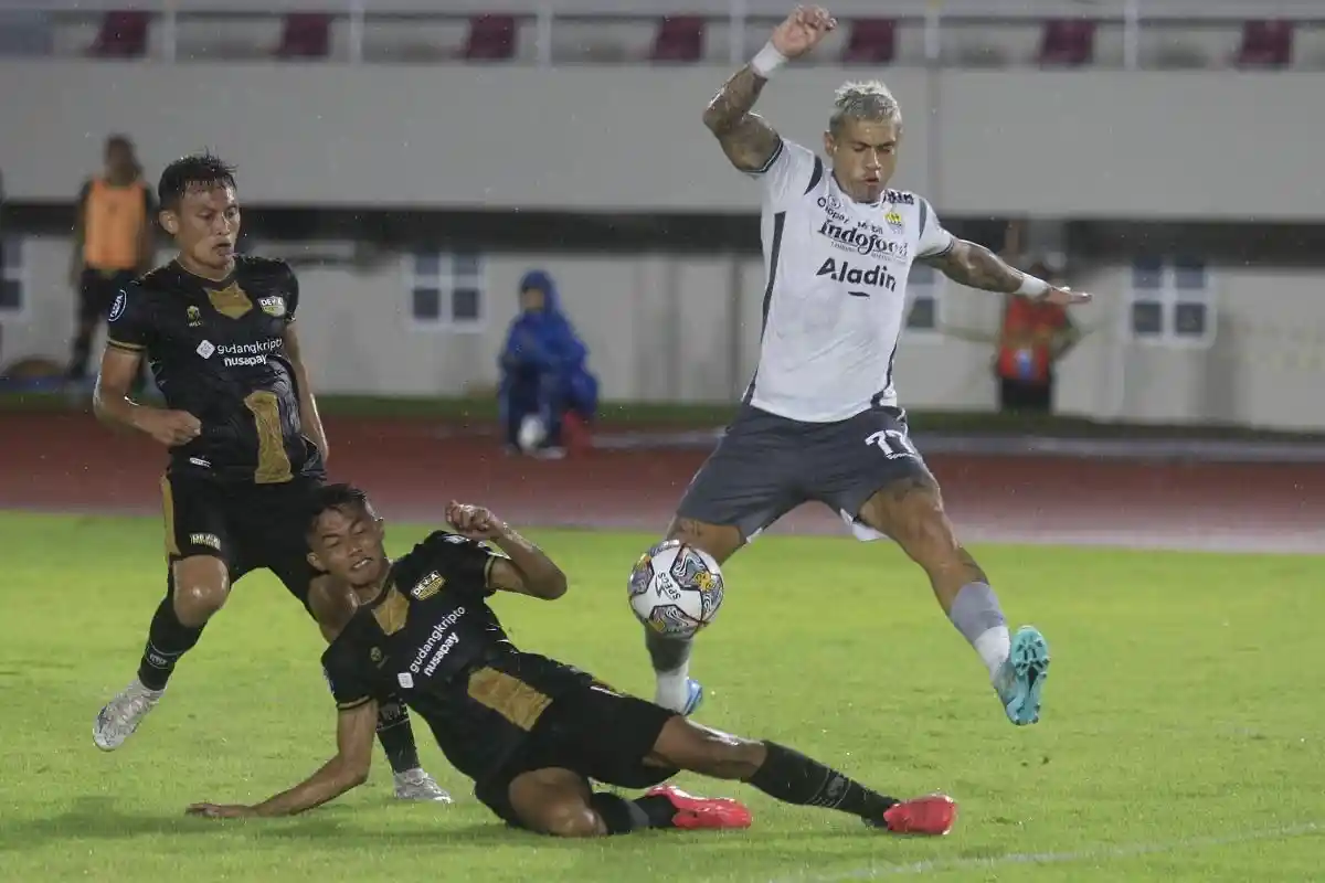 Ini Kronologi Cedera Horor Bek Persib Bandung Zalnando, Kaki Kanan Menekel, Kaki Kiri Salah Tumpuan