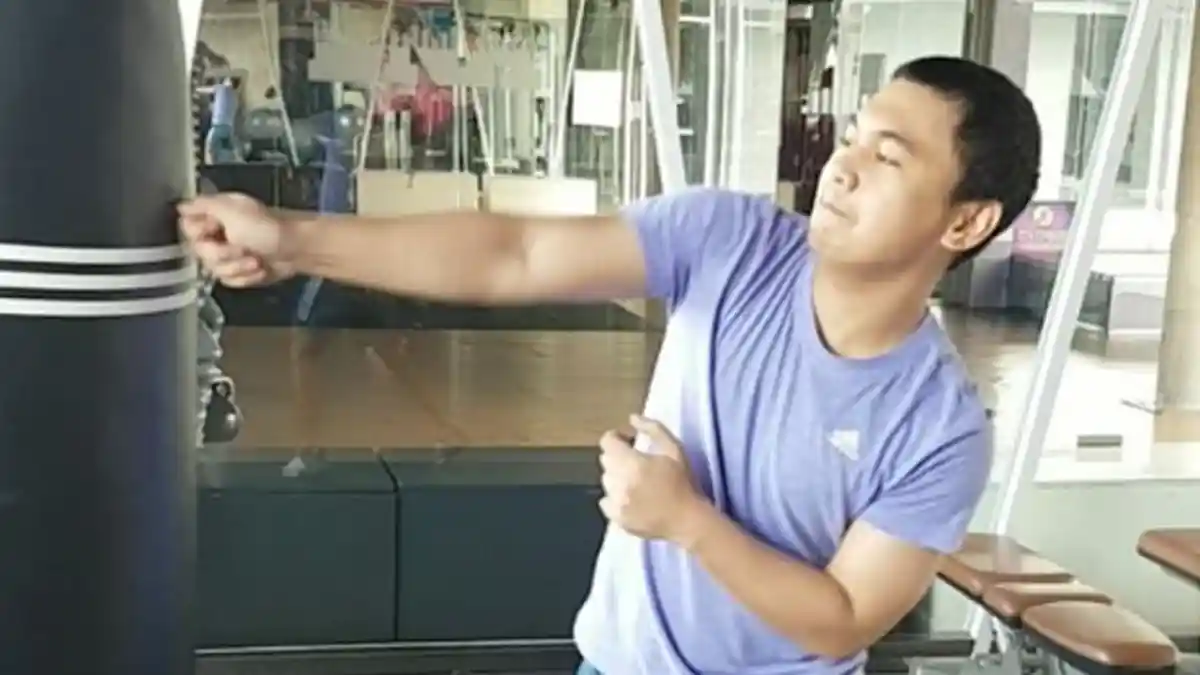 Berikan Tips Melatih Perut & Otot Leher, Kelakuan Raditya Dika Ini Dijamin Bikin Ngakak!