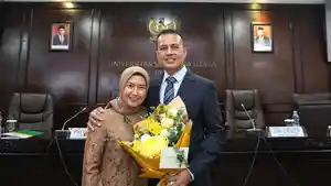 Musa-Rajekshah-bersama-dengan-istri-seusai-meraih-gelar-doktor-dari-USU.jpg