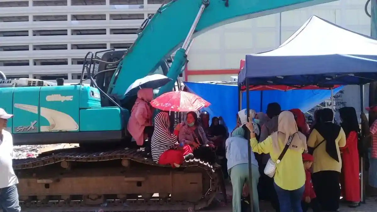 Tolak Digusur, Pedagang Pasar Sentral Duduki Alat Berat, Polisi Berjaga-jaga