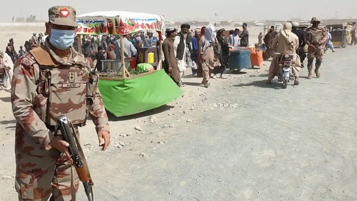Taliban Gempur Perkotaan, Warga Bersembunyi Ketakutan dan Melarikan Diri