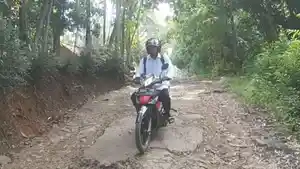 Potret-Saryono-seorang-guru-honorer-di-Sukabumi-naik-motor.jpg