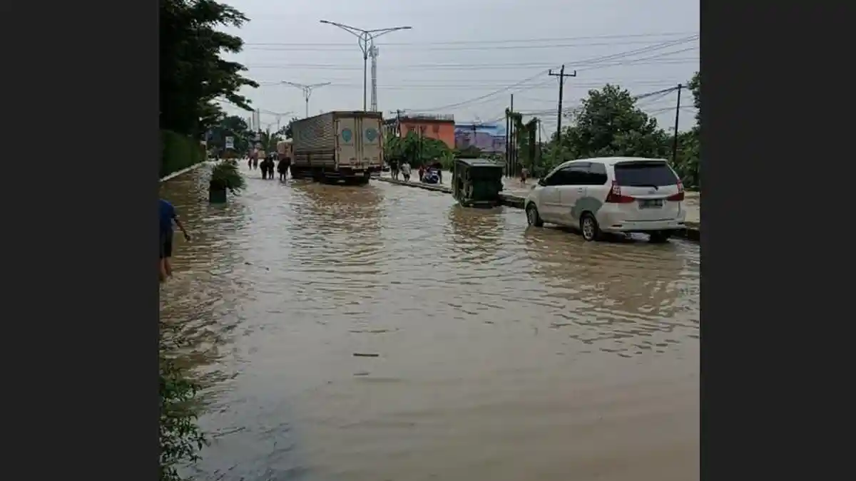 Jalan Sisingamangaraja Medan Banjir, Banyak Kendaraan Mogok