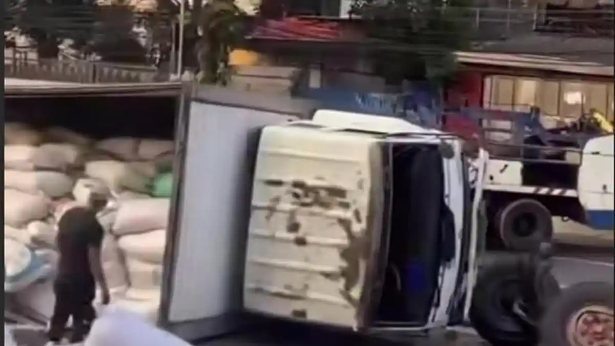 Truk Fuso Terguling di Daan Mogot Jakbar, Sopir Diduga Kaget Hindari Minibus