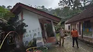 05082025-gedung-paud-dan-tk-miring-akibat-tanah-gerak-di-Dusun-Prumasan-Kalibening-wonosobo.jpg
