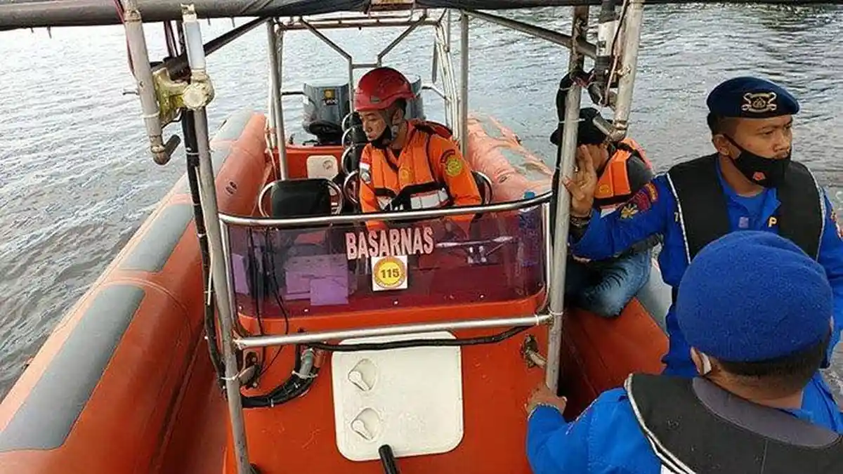 Sampan Tenggelam Dihantam Ombak, Dua Penumpang Tewas, Petugas Masih Cari 2 Orang yang Hilang