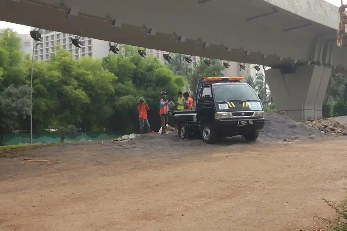 Tak Hiraukan Hujan, Pekerja Simpang Susun Semanggi Tetap Beraktivitas