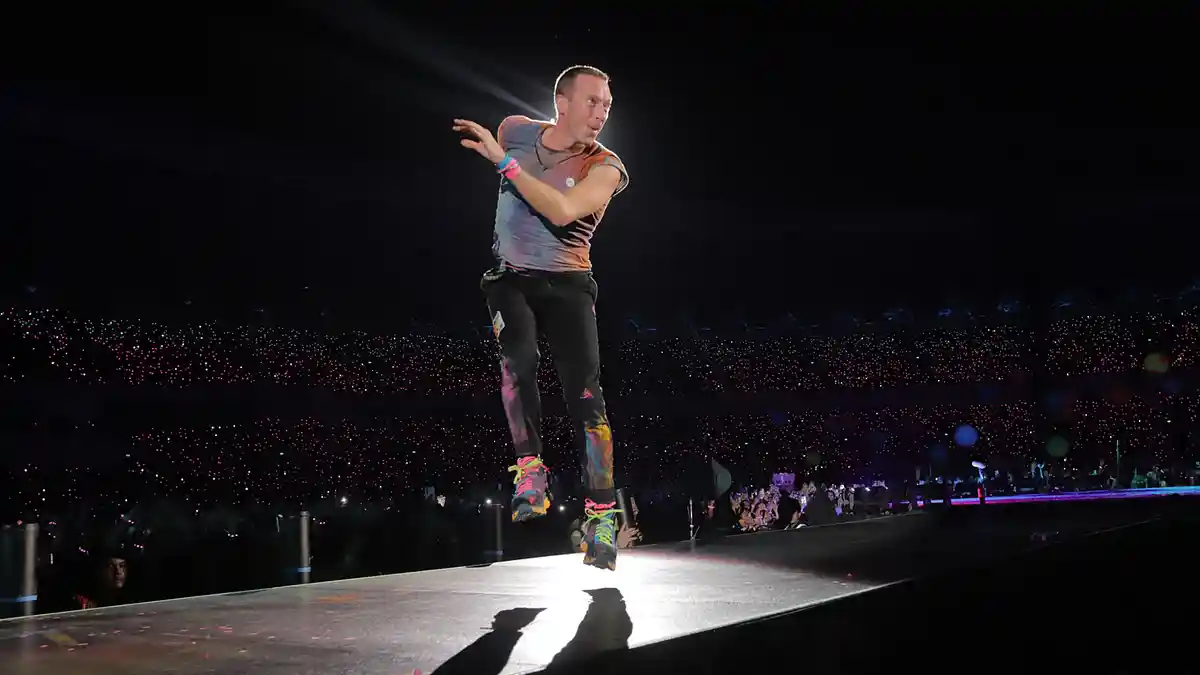 Terjemahan Lirik Lagu Miracles - Coldplay: Oh, Now I'm Floating So High