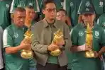 Wali-Kota-Medan-Rico-Waas-mengangkat-Piala-Emas-Bang.jpg