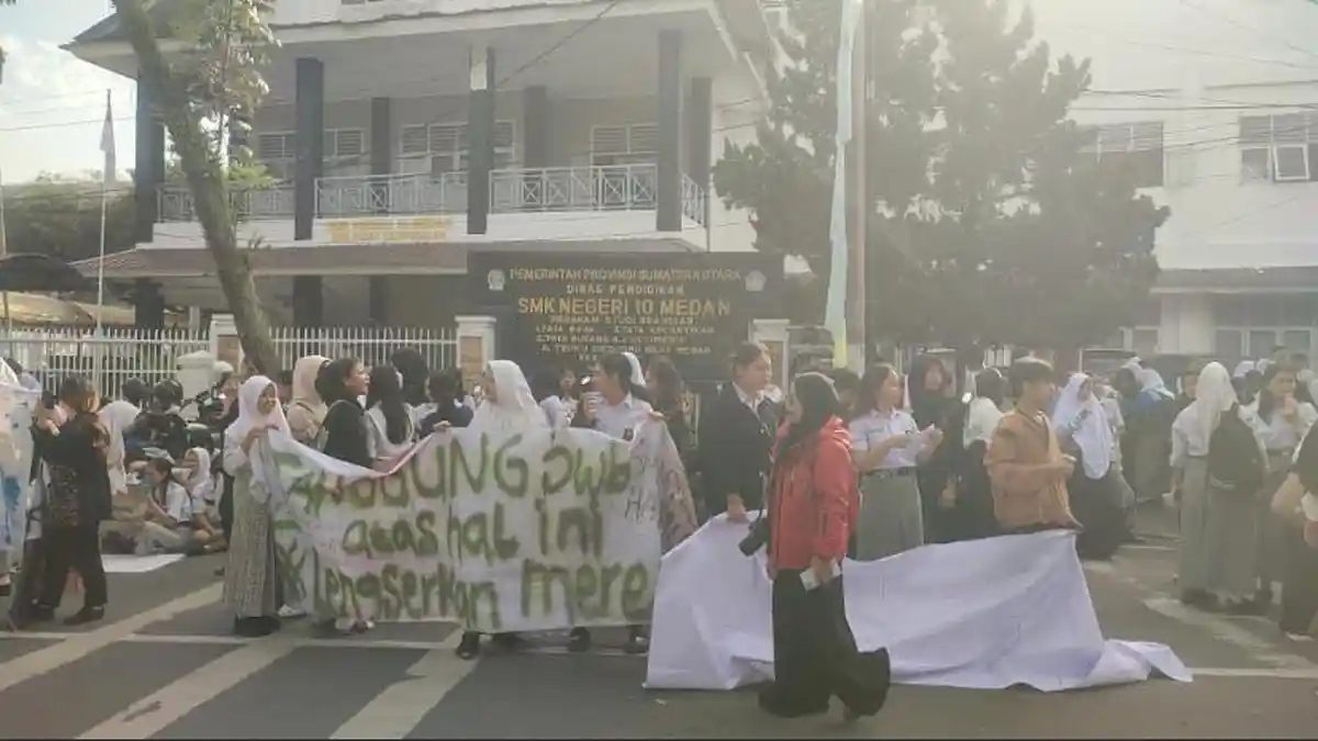 Tak Kunjung Bisa Daftar PTN Jalur SNBP, Seratusan Siswa SMK Negeri 10 Medan Gelar Unjuk Rasa