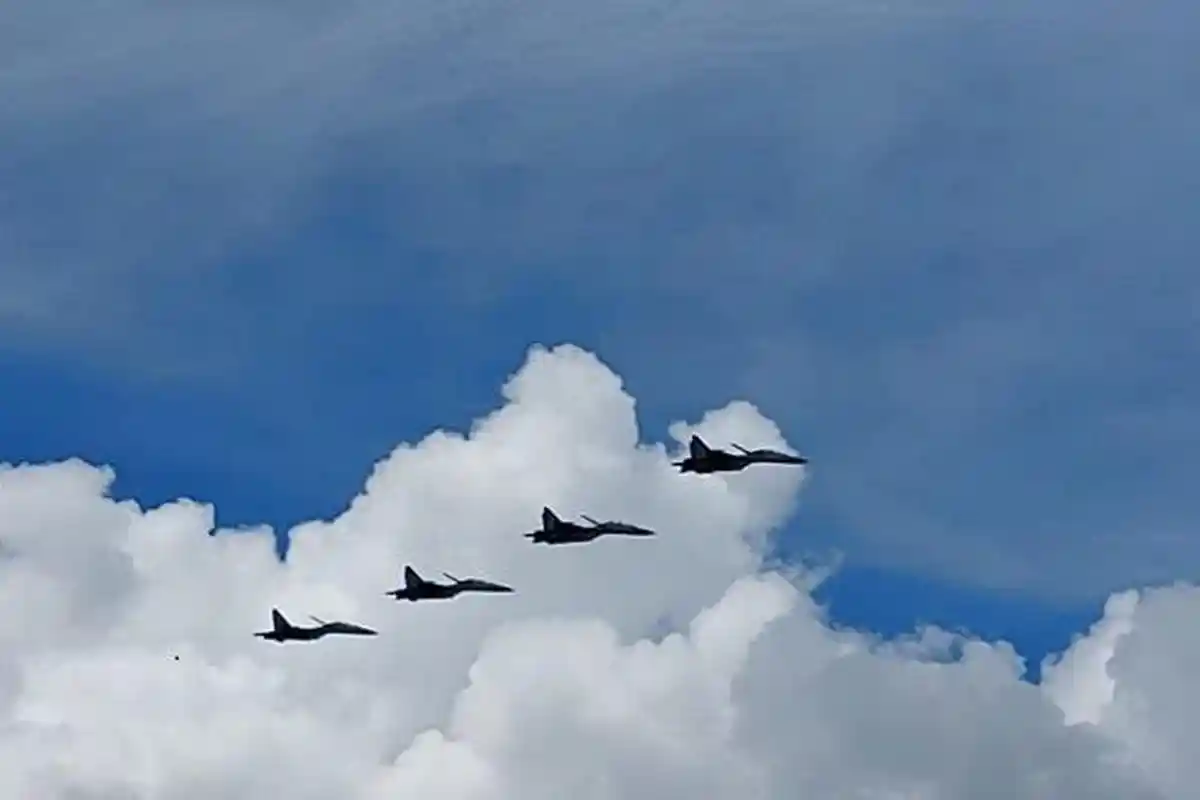 Atraksi Pesawat Sukhoi di Hari Nusantara 2022 Buat Takjub Masyarakat Wakatobi, Kelilingi Empat Pulau