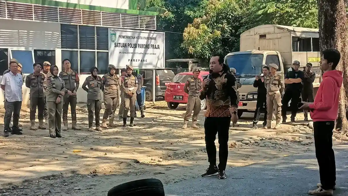 Pasang Badan Atas Penggusuran PKL, Anggota DPRD Parepare Sappe Ikut Demo Satpol PP - Tribun-timur.com