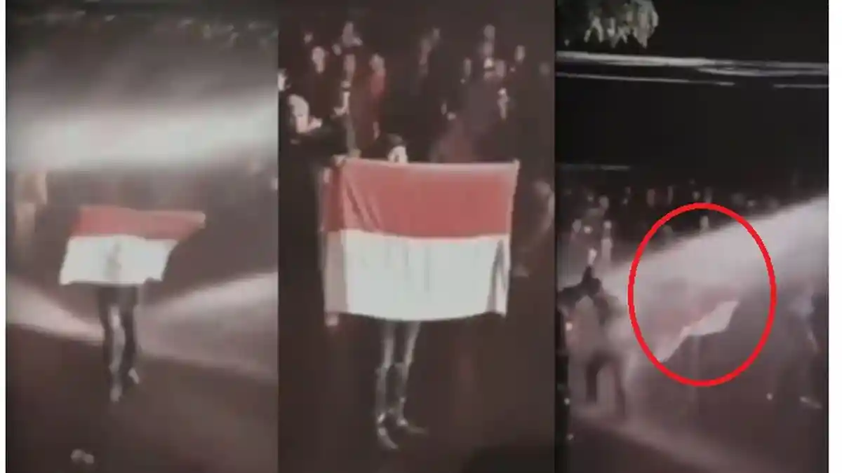 VIDEO Mahasiswa Jatuh Bangun Berlindung Dibalik Bendera Merah Putih dari Semburan Mobil Water Canon