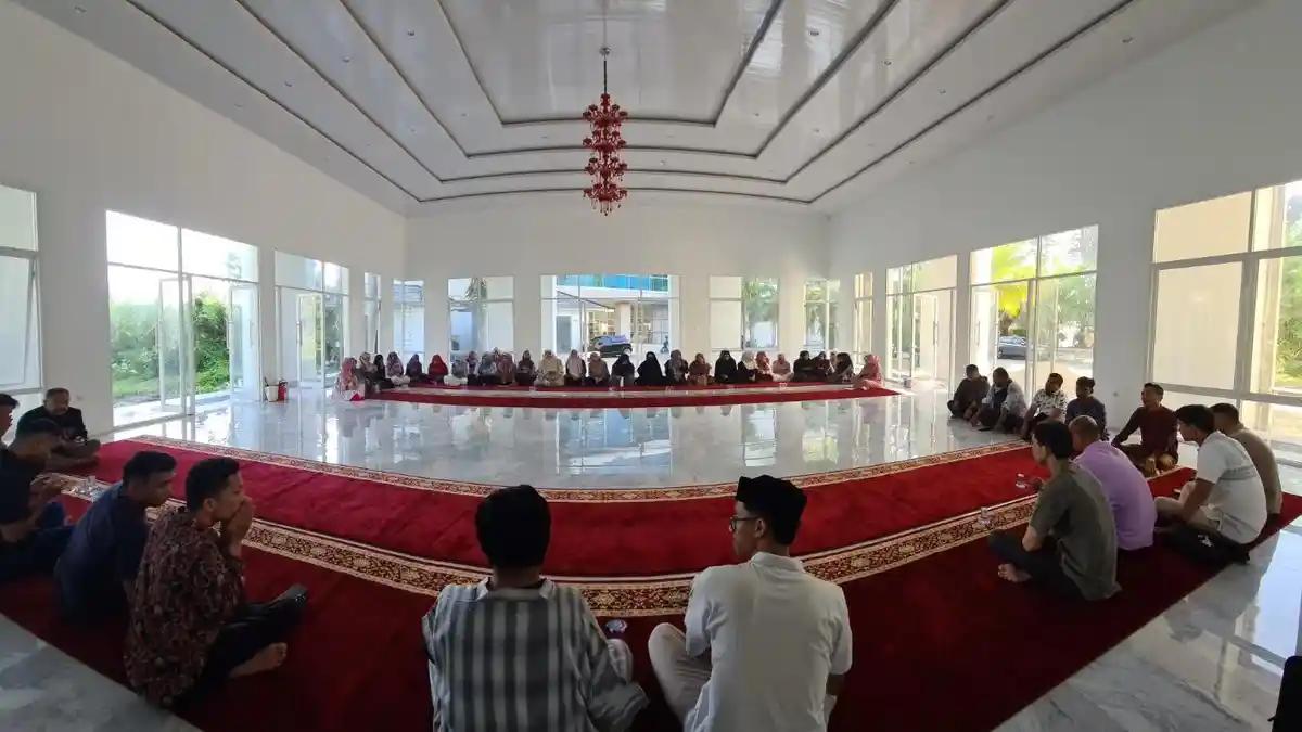 Civitas Akademika UUI Gelar Pengajian Jumat dan Yasinan Bersama