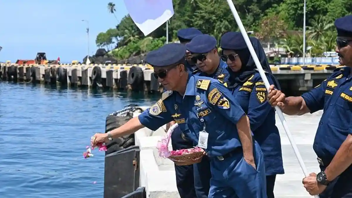 Peringati HUT Ke-79 RI, KPLP Aceh Selatan Laksanakan Tabur Bunga di Pelabuhan Tapaktuan